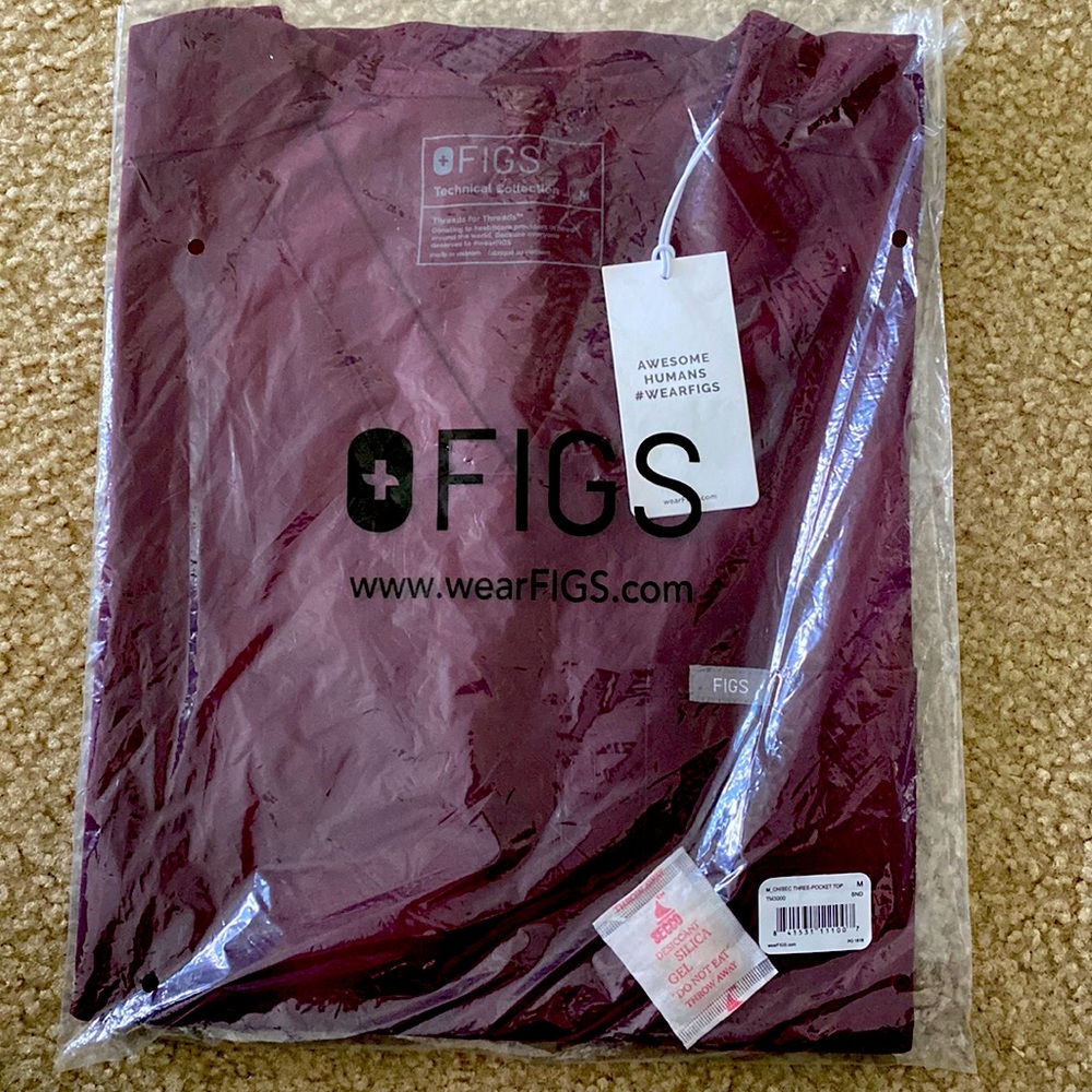 New figs burgundy CHISEC three-pocket scrub top